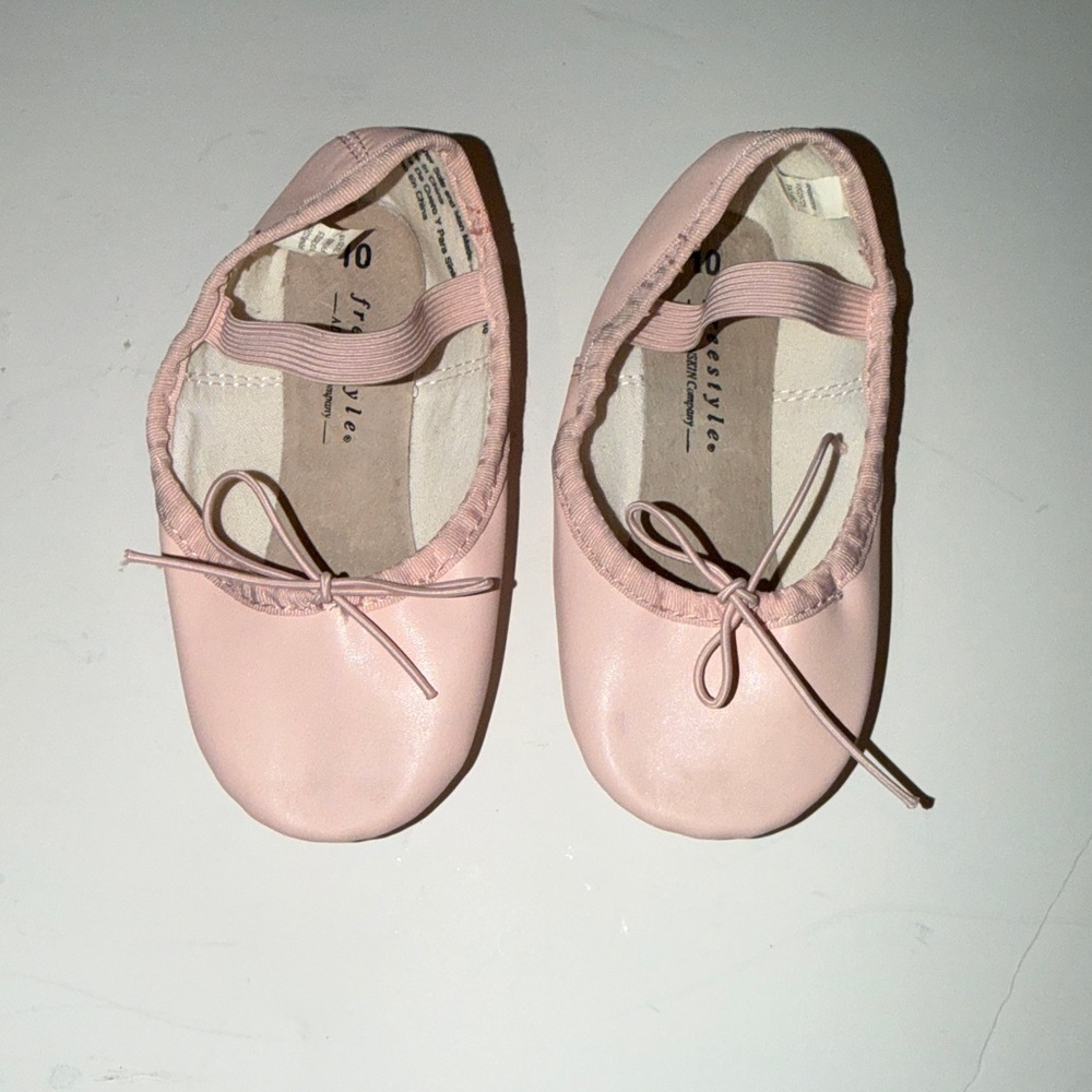 Freestyle pink Ballet Flats with Bow - kids size 10